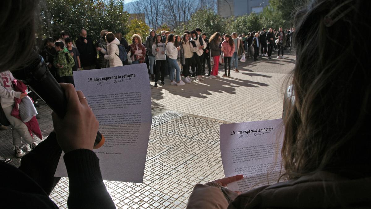Protesta en el instituto para exigir una mayor agilización del proyecto de reforma.