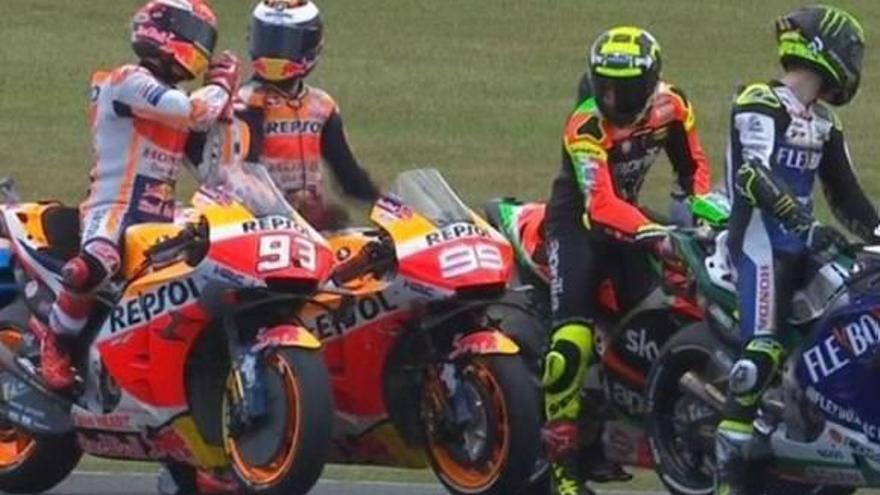 Márquez y Lorenzo discuten tras el toque durante los entrenamientos.