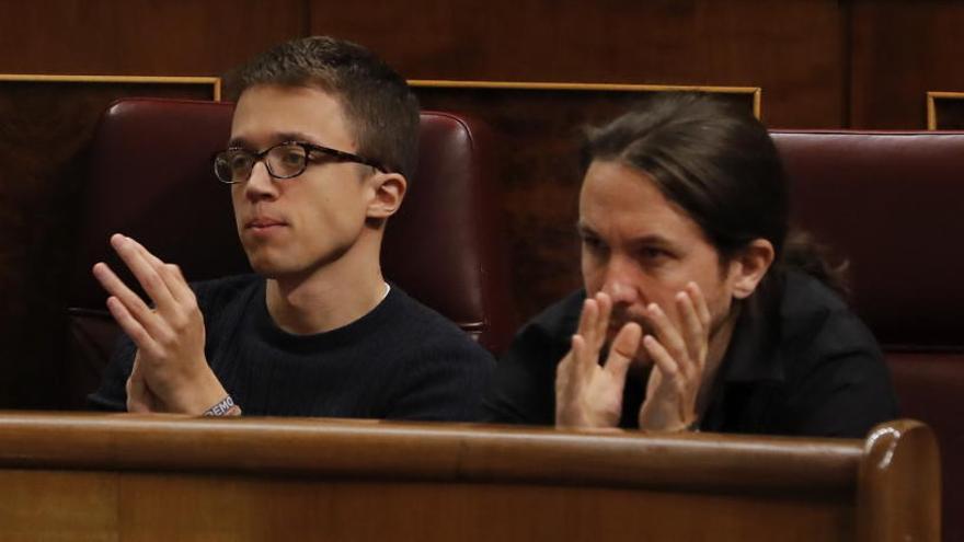 Errejón, junto a Iglesias en su escaño del Congreso