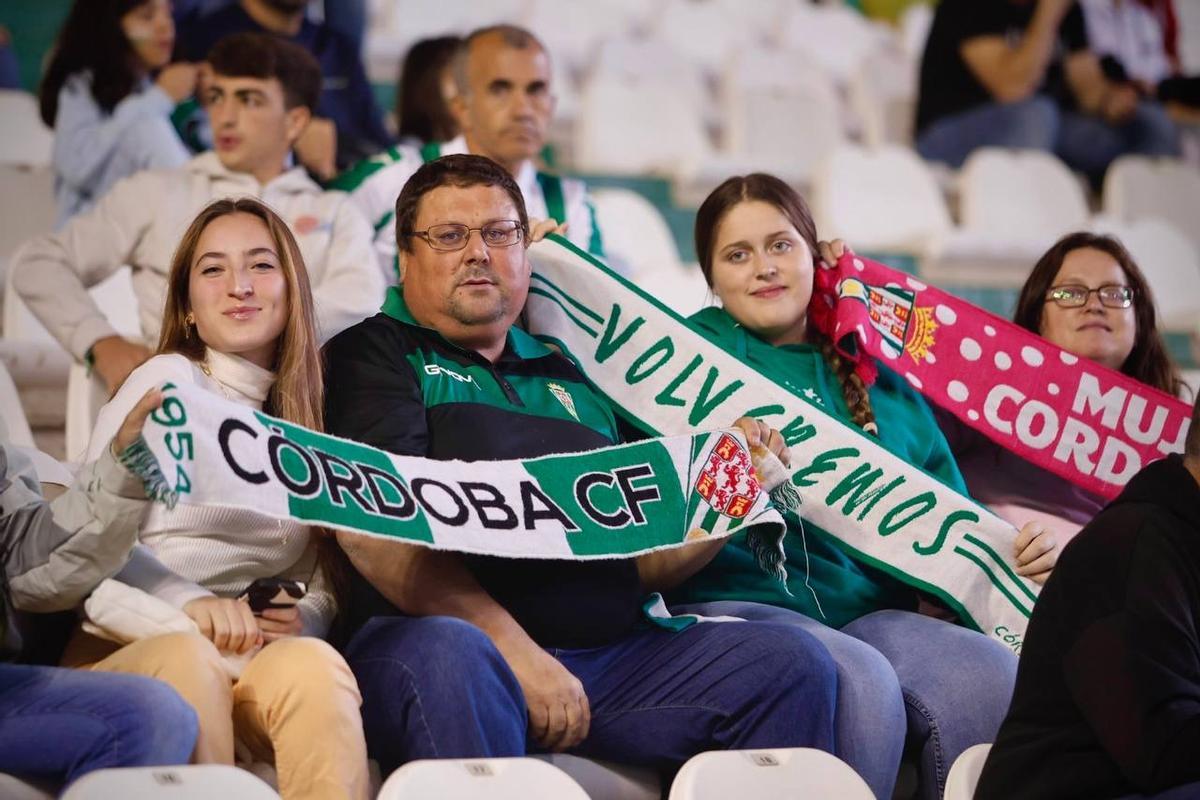 Córdoba CF-Cartagena | Las imágenes de la afición blanquiverde en El Arcángel