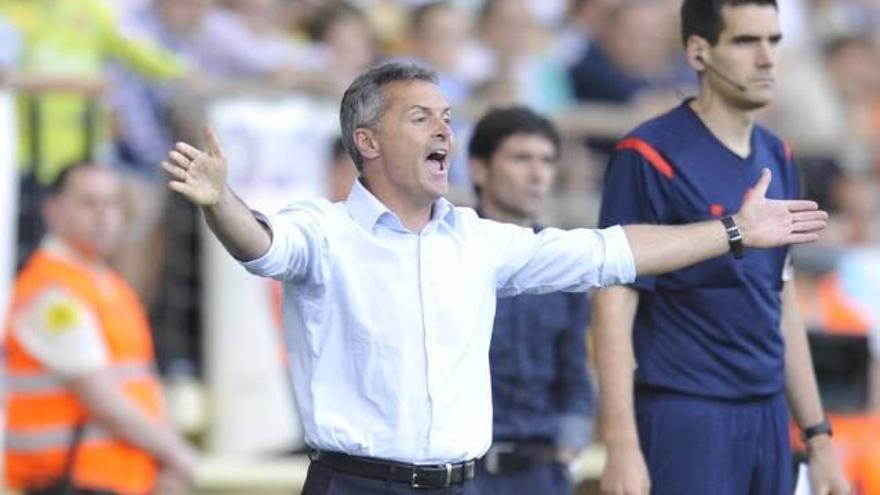 Fran Escribá, con los brazos abiertos, ayer, dando instrucciones a su jugadores en Villarreal.