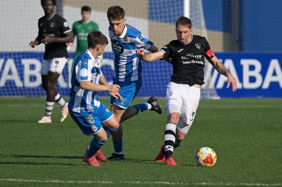 Marcos Blanco, ayer, con el balón en Abegondo.