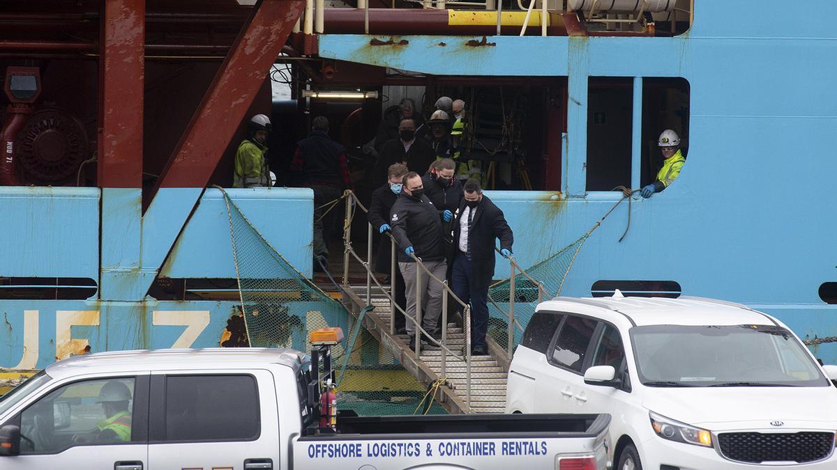 Dos imágenes correspondientes al desembarco de los cadáveres que iban a bordo del “Maersk Nexus”, ayer en el puerto de St. John’s.