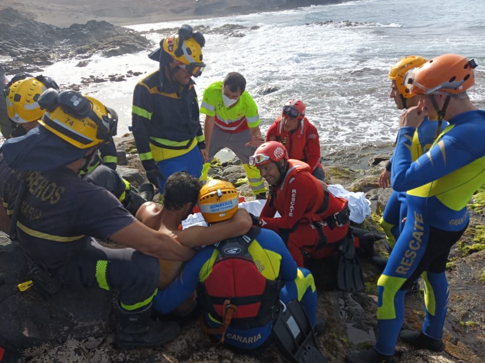 Evacuación de un hombre en Playa de Vargas