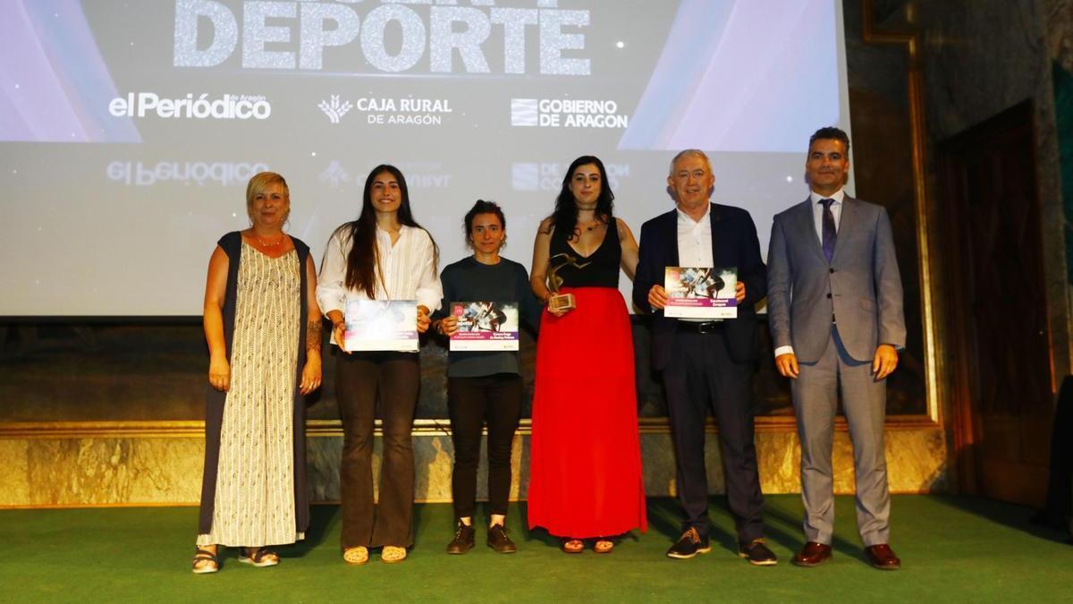Elena Paúles, representante del CH Jaca, con el galardón a mejor equipo junto al resto de candidatas y sus menciones.