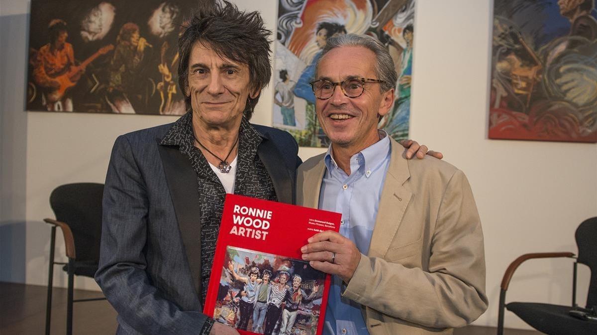 Ron Wood, junto a Emmanuel Guigon, director del Museu Picasso, el lunes, presentando su libro 'Ronnie Wood Artists'.