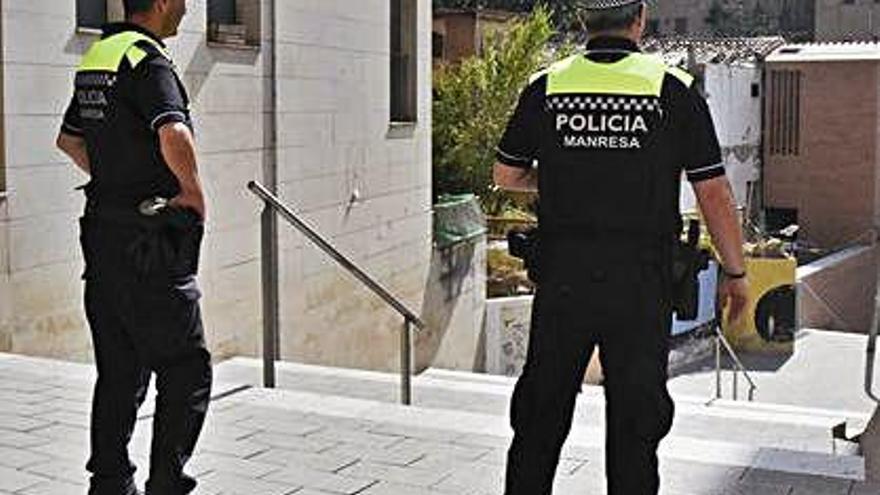 Agents de la Policia Local patrullant a les Escodines