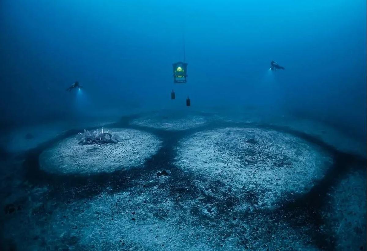 Los anillos están frente a la costa de Córcega