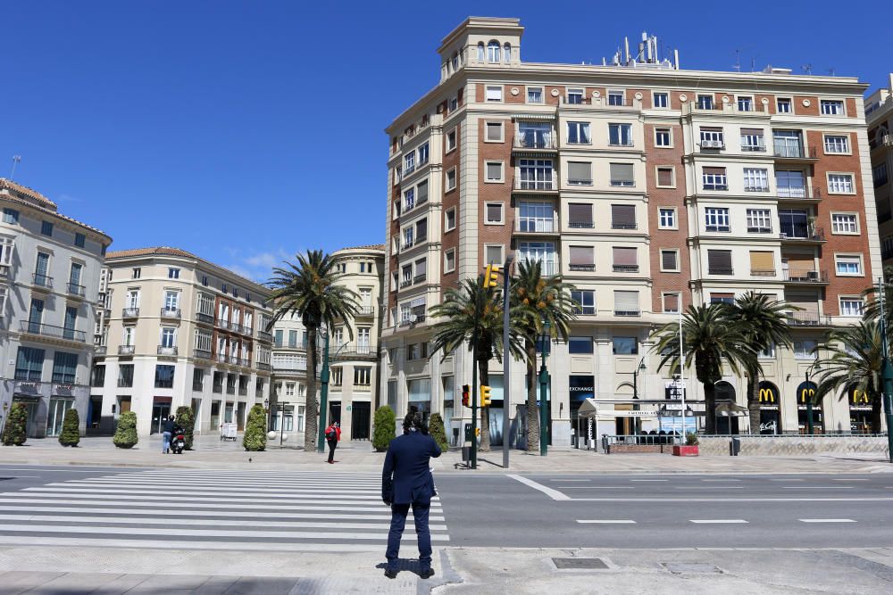 Tras varios días marcados por la lluvia, el sol vuelve a brillar en Málaga este viernes que, aún siendo Viernes de Dolores, sigue siendo un viernes en cuarentena. Pocas o ninguna persona por las siempre concurridas calle Larios, plaza de la Constitución o la renovada Alameda Principal. Tampoco nadie en la plaza de la Marina, cuando son ya prácticamente tres las semanas que llevamos de confinamiento obligatorio tras decretarse el estado de alarma por la pandemia de coronavirus.