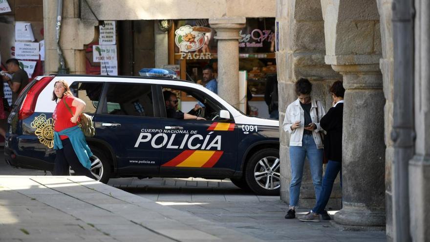 Un vehículo de la Policía Nacional patrullando. // G. Santos