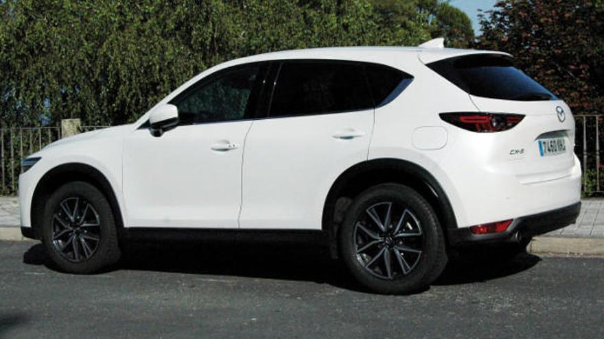 El nuevo Mazda CX-5 es un centrímetro más largo y tres centrímetros y medio más bajo, manteniendo la misma batalla y anchura. R.R.