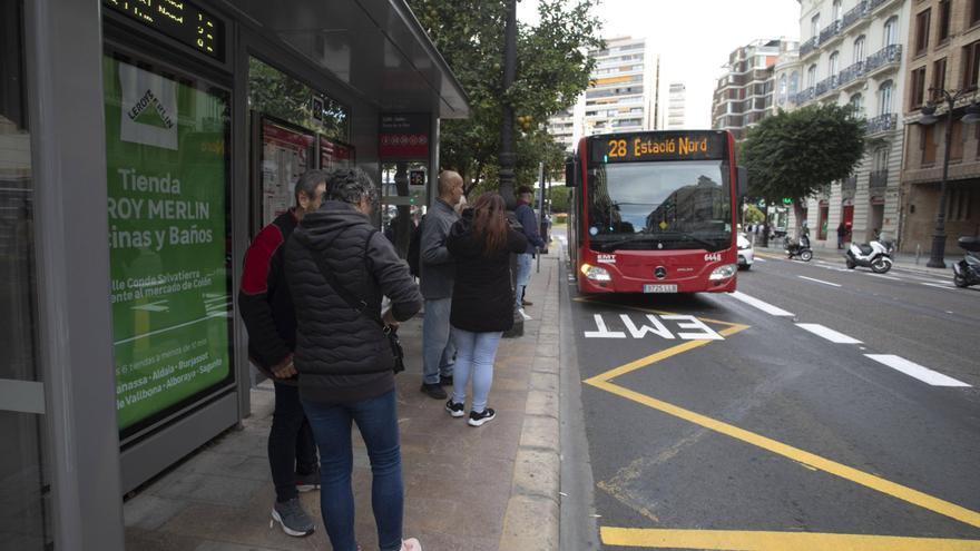 Multas de 300 euros por aparcar en el carril taxi-bus