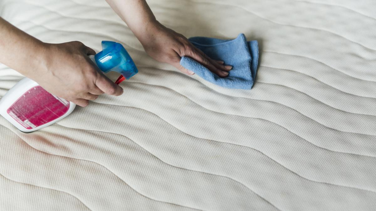 El truco de limpieza para eliminar las manchas amarillas del colchón
