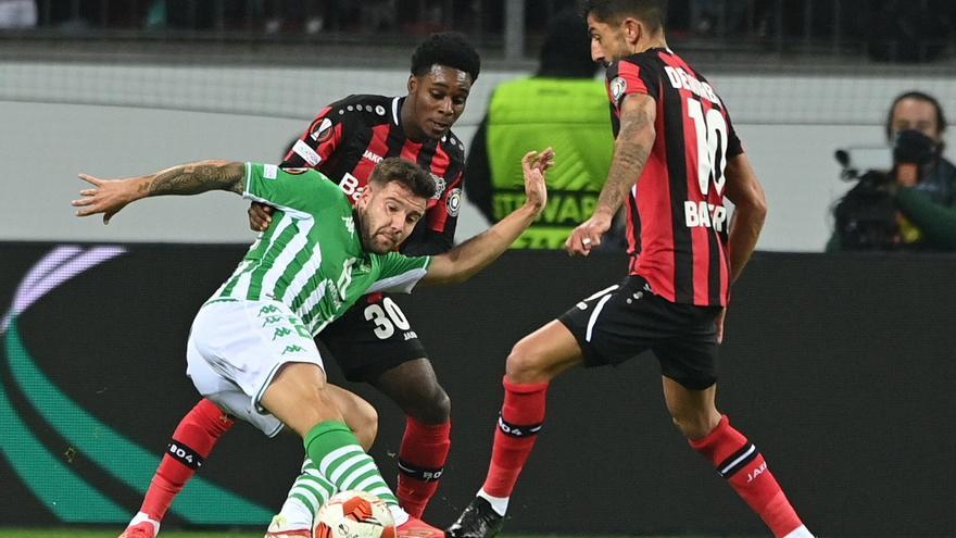 El Betis cae con estrépito ante el Leverkusen