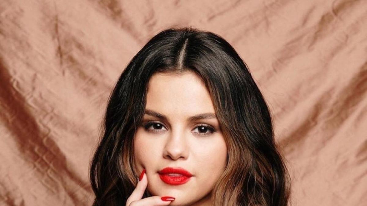 La peluquera de Selena Gomez tiene un truco para conseguir ondas naturales sin calor y que puedes hacer en casa cada día