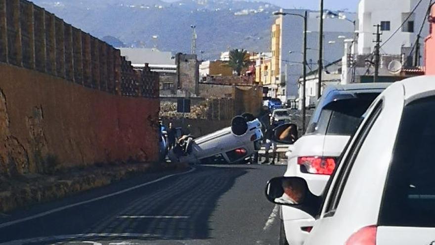 Vuelco aparatoso de un turismo en Telde.