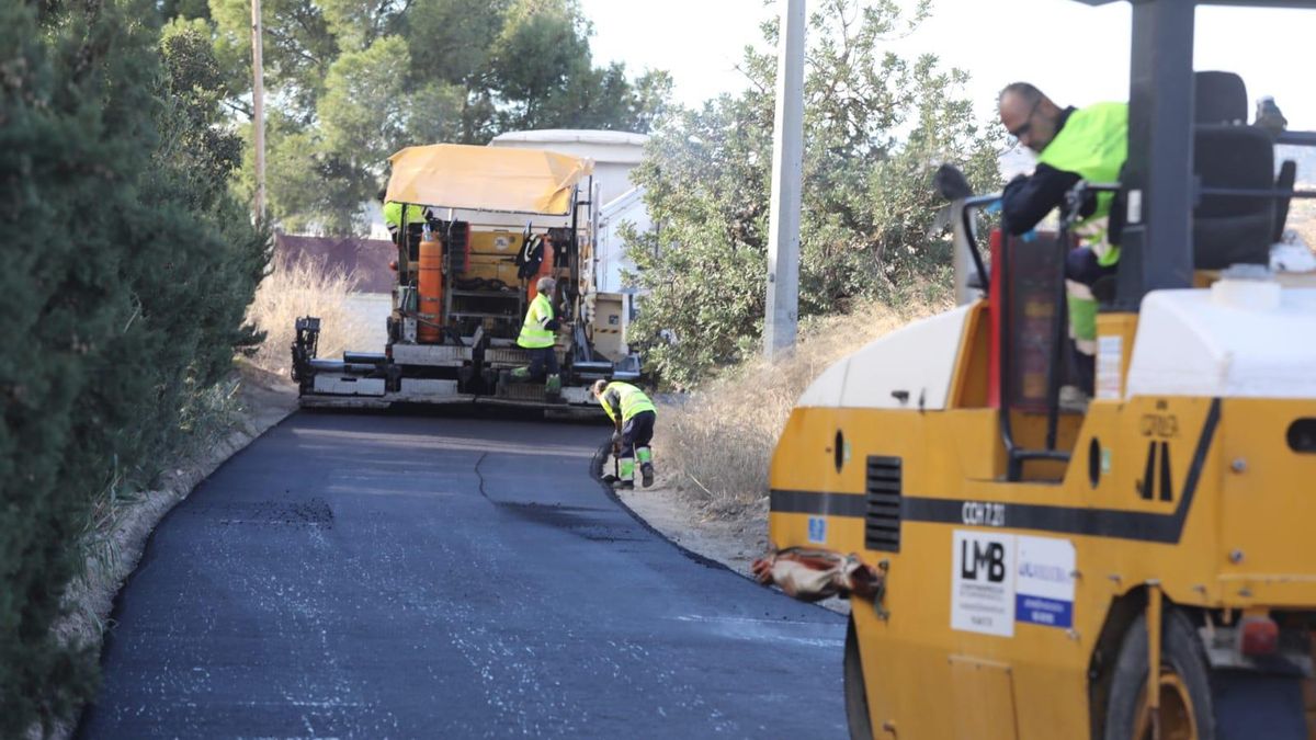 Asphalting work in the hamlet of Carrús. Asphalting work in the hamlet of Carrús.