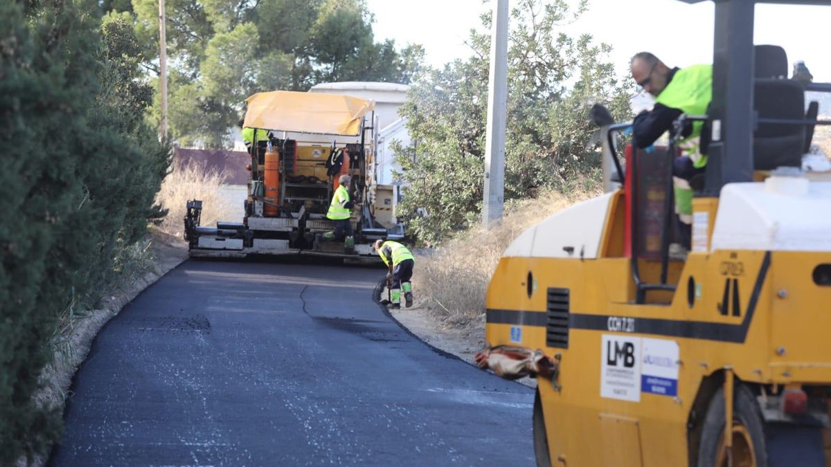 Los trabajos de asfaltado en la pedanía de Carrús.