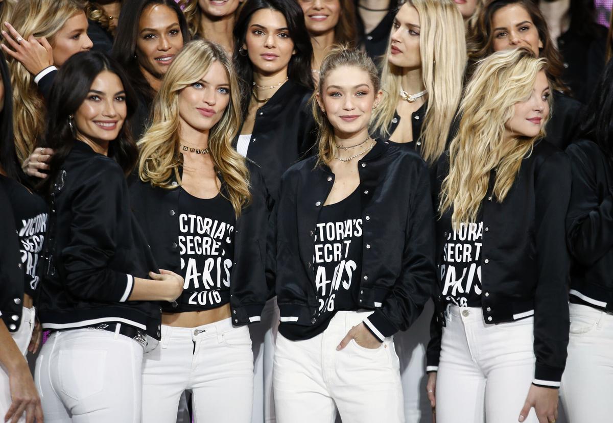 Las modelos de Victoria's Secret Fashion Show, de izquierda a derecha, Lily Aldridge, Martha Hunt, Gigi Hadid, Rachel Hilbert, y, detrás, Kendall Jenner.