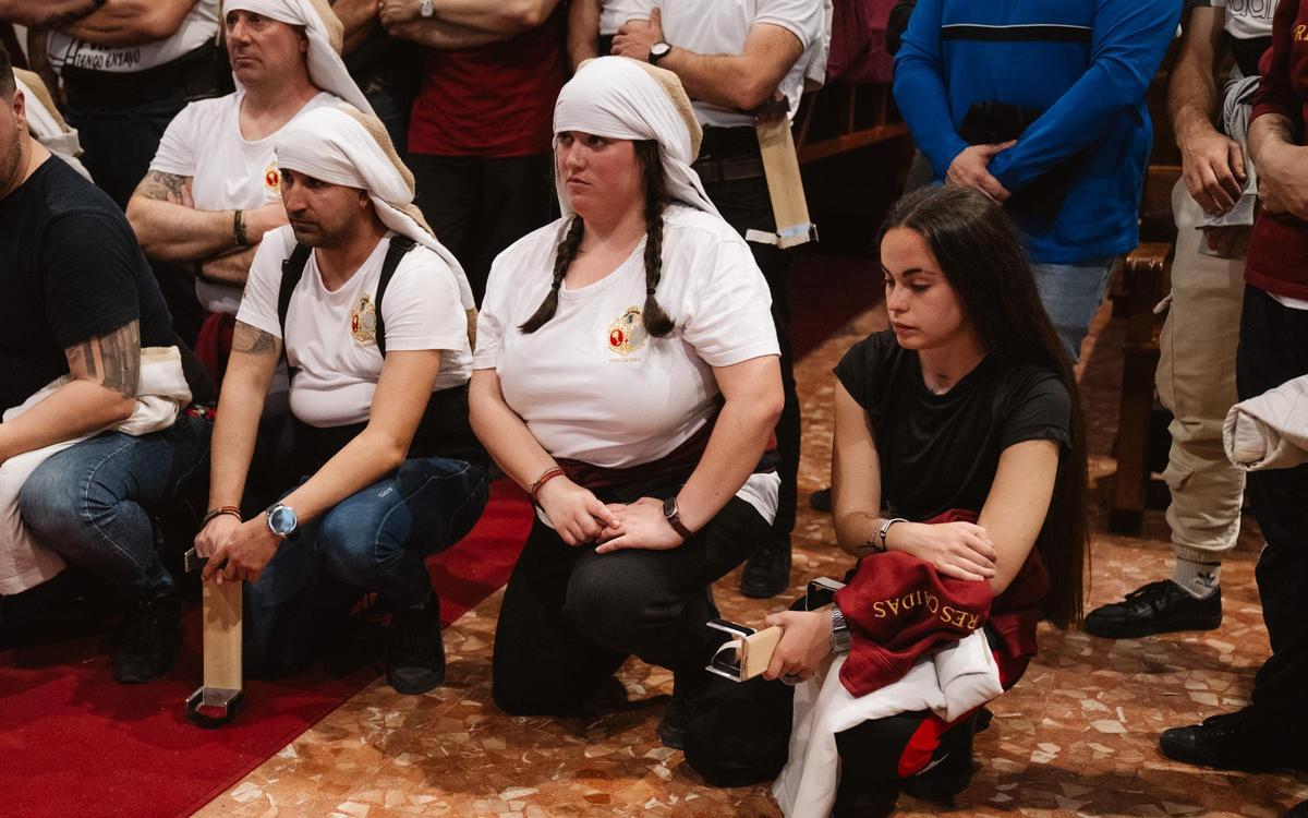 María García (centro), durante el retranqueo en la Real Iglesia Parroquial de Santiago y San Juan Bautista.