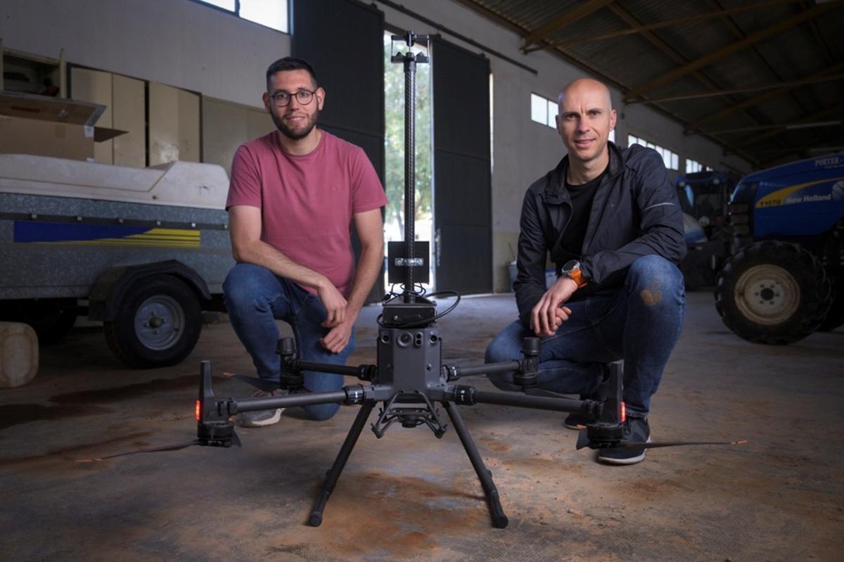 José Gómez y César Azorín junto al Meteo-Dron.