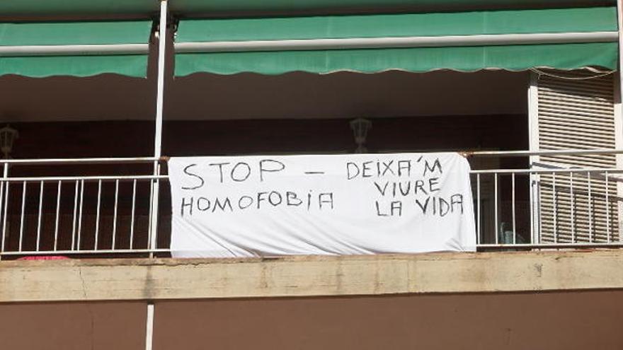 La pancarta que té instal·lada al balcó de casa seva, al carrer Cresques Elies