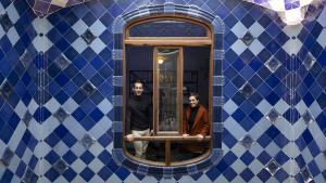 Gary Gautier y Elena Colomé Rakosnik en la Casa Batlló.