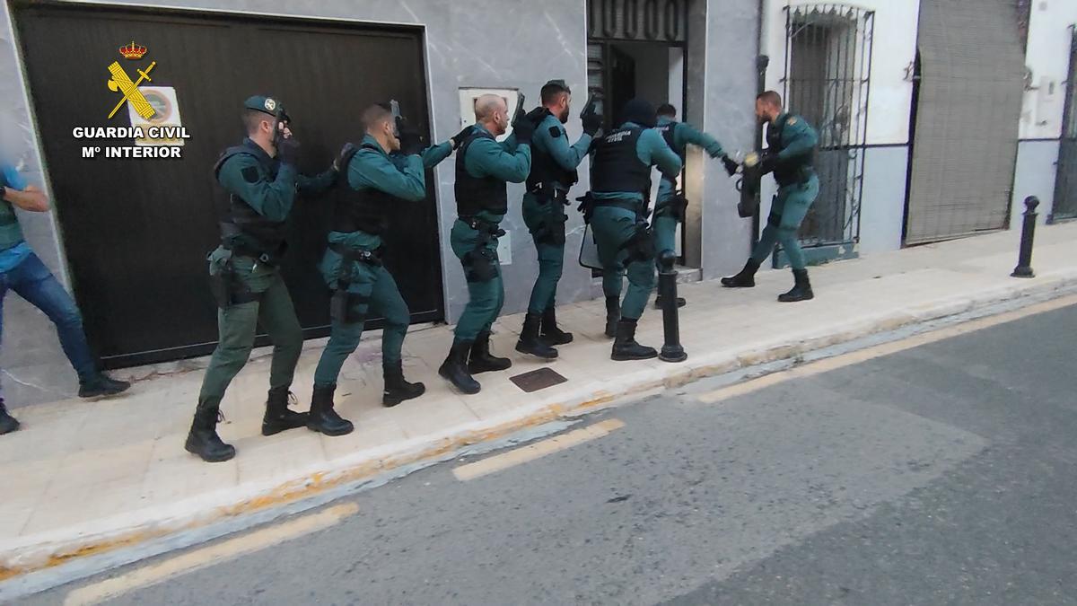 Los agentes de la Guardia Civil, en el momento de entrar en el local