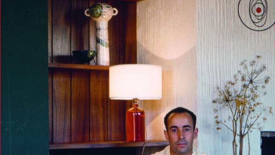 César Manrique, en su domicilio madrileño en una imagen de 1955. | la provincia / dlp