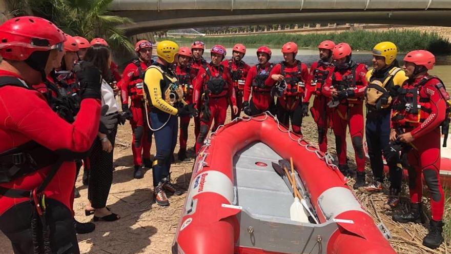 Los bomberos se lanzan al agua