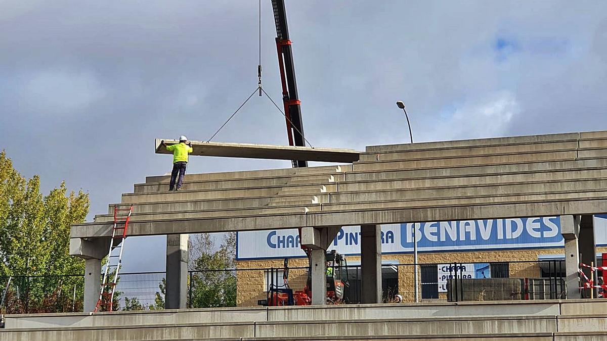 Un trabajador guía uno de los bloques de cemento desmontado de las gradas de la pistas de atletismo. | J. A. G.