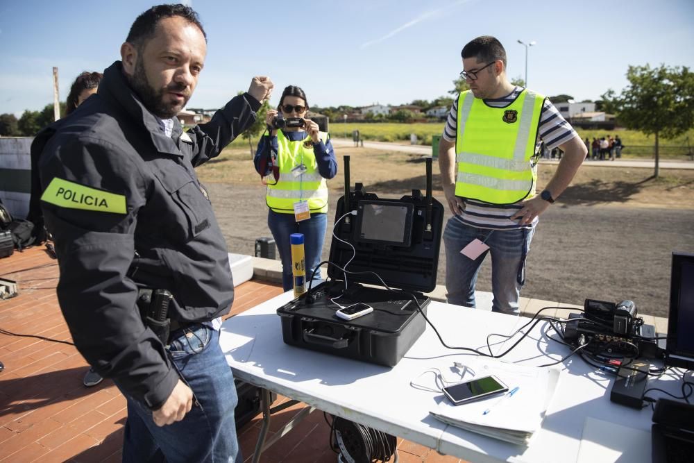 Simulacre d''accident amb drons a l''aeroport.