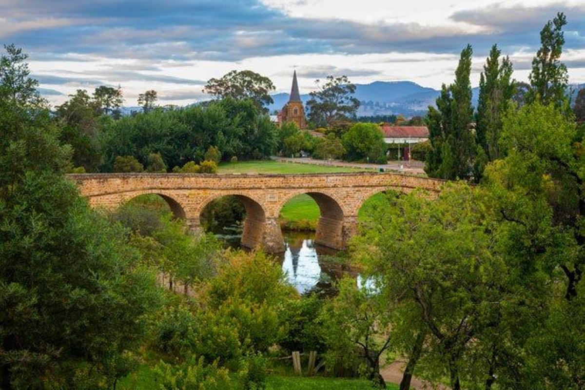 Antiguo puente de piedra en Richmond, Tasmania.