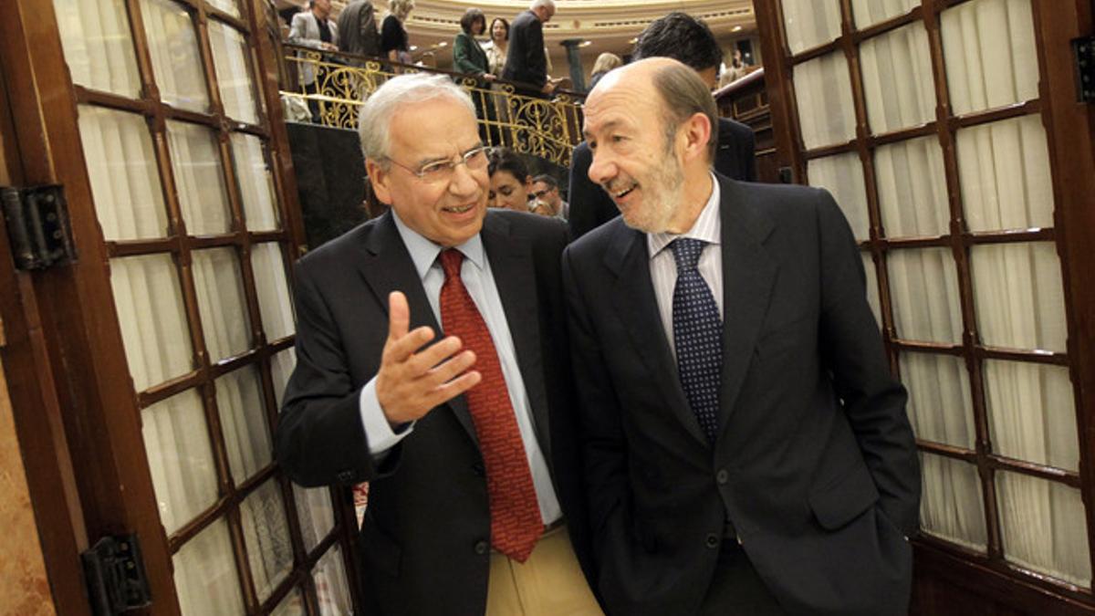 Alfonso Guerra habla con Alfredo Pérez Rubalcaba, en los pasillos del Congreso, el pasado 17 de octubre.
