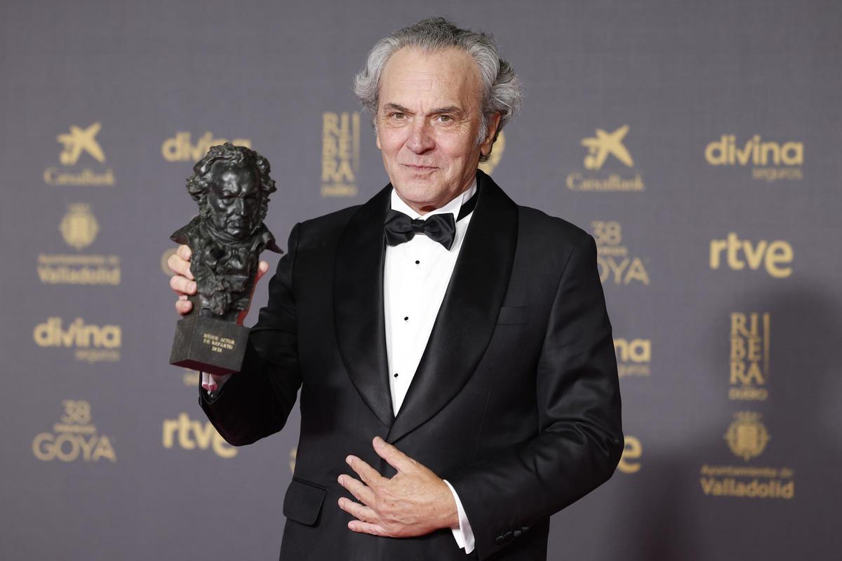 El actor José Coronado posa con el premio a Mejor Actor de Reparto" por la película 'Cerrar los ojos'.