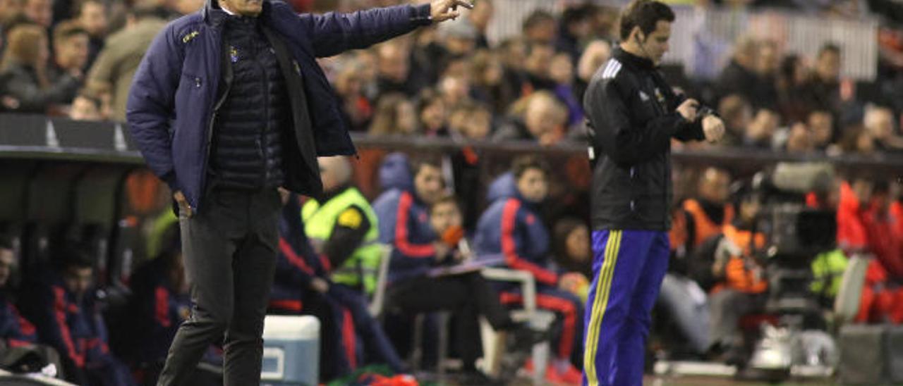 Quique Setién da instrucciones a sus jugadores en Mestalla.