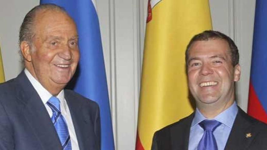 El Rey Don Juan Carlos, junto con el primer ministro ruso Dimitri Medvédev