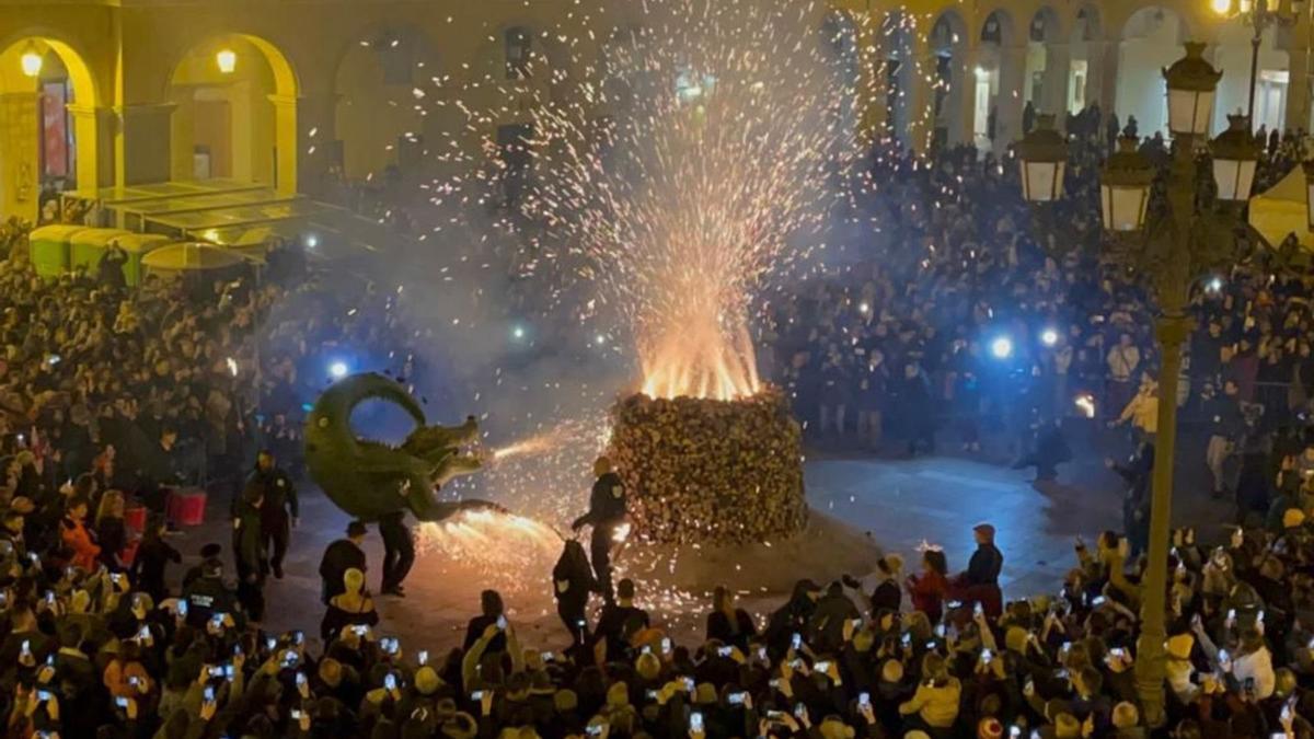 Offizieller Auftakt: Der Stadtdrache Drac de na Coca entzündet das Feuer auf der Plaça Major.  | FOTO: B. RAMON