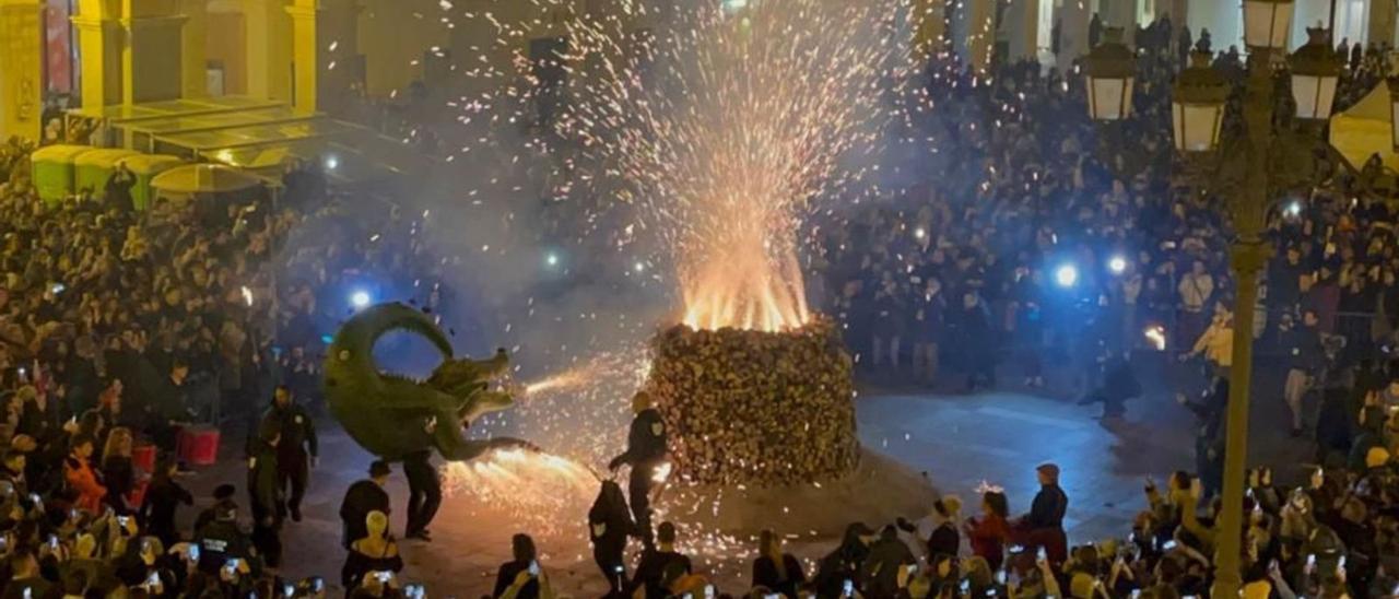 Offizieller Auftakt: Der Stadtdrache Drac de na Coca entzündet das Feuer auf der Plaça Major.  | FOTO: B. RAMON