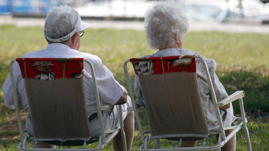 Dos jubilados reposan durante unas vacaciones.