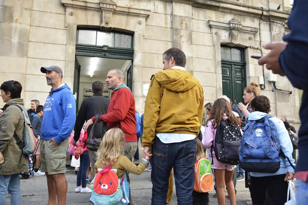 Los alumnos de Infantil, Primaria y Educación Especial comienzan hoy un nuevo curso. En A Coruña, son casi 20.000 niños los que acudirán hoy a clase para reencontrarse con sus compañeros.
