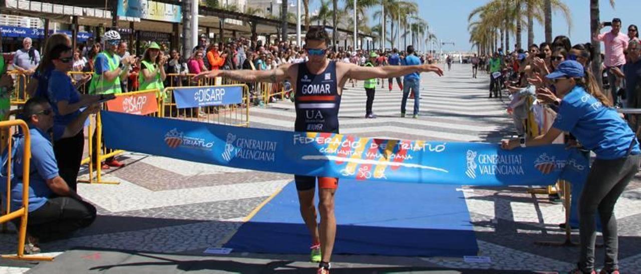 Jesús Gomar cruza la meta como ganador del XI Triatló de Gandia disputado en la playa.