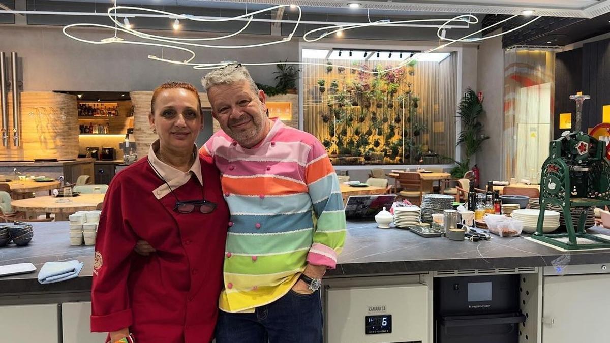 El chef Alberto Chicote junto a su esposa, también cocinera, Inmaculada Núñez, en su Restaurante Omeraki (Madrid)