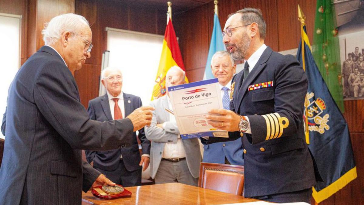 Intercambio de recuerdos entre ENM y Marinetea.