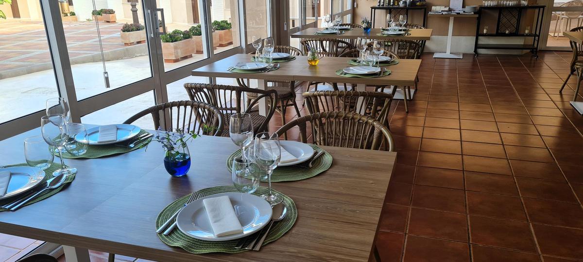 Las instalaciones del Hotel Montepiedra con salones detalladamente preparados para el banquete, zona de baile y copas