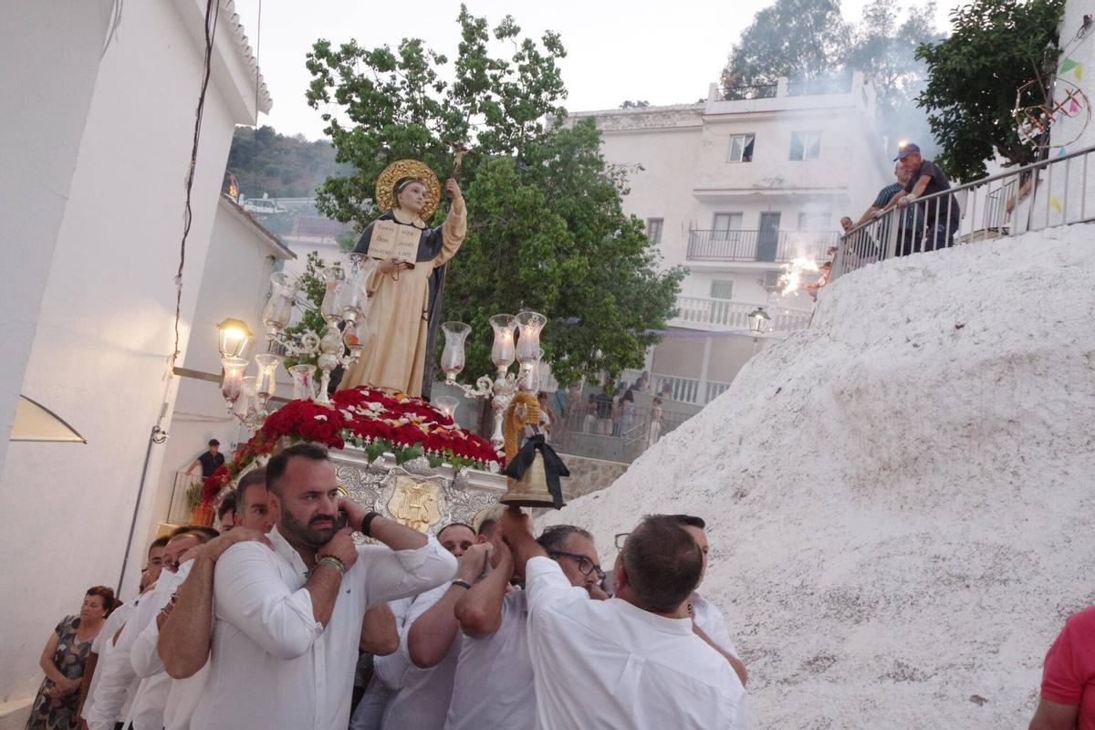 Las calles de Olías vivieron la procesión de San Vicente Ferrer, una cita en la que sus vecinos rindieron culto a su patrón por las estrechas calles del núcleo. Las calles de Olías vivieron la procesión de San Vicente Ferrer, una cita en la que sus vecinos rindieron culto a su patrón por las estrechas calles del núcleo.