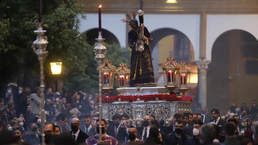El Vía Crucis de las cofradías en la Catedral preludia la Semana Santa de Córdoba