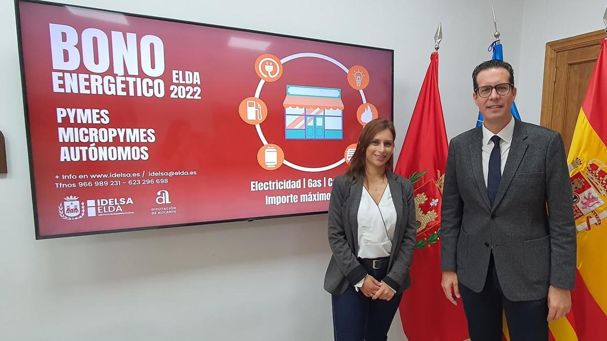 El concejal Rubén Alfaro y la concejala Silvia Ibáñez presentando el bono energético 2022.