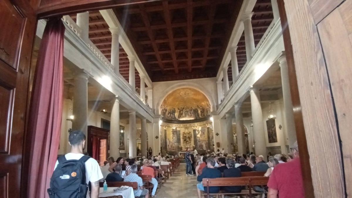 Multitudinario y sentido adiós al músico Joan Roca