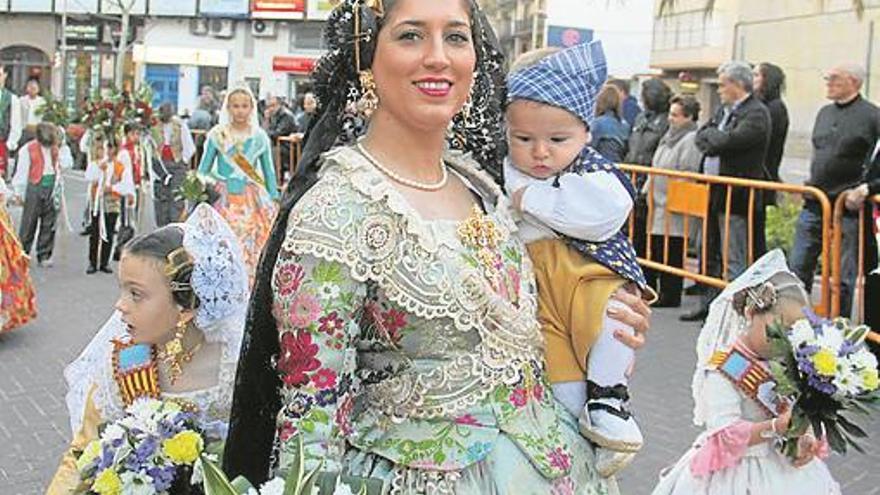 Las comisiones de la Vall rinden tributo a la Virgen con la emotiva ofrenda